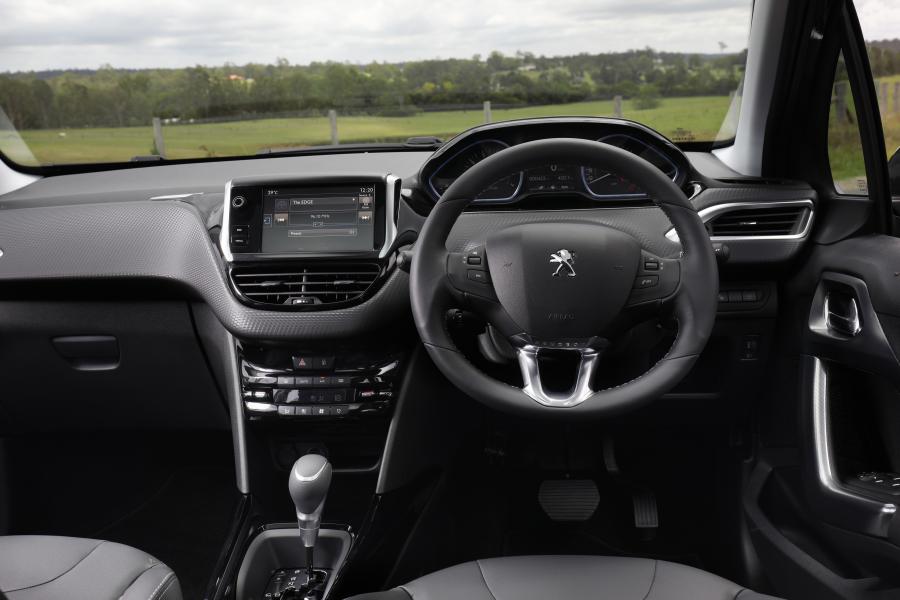 Торпедо Peugeot 2008 2017 года  (AU) (фото 14 из 16)